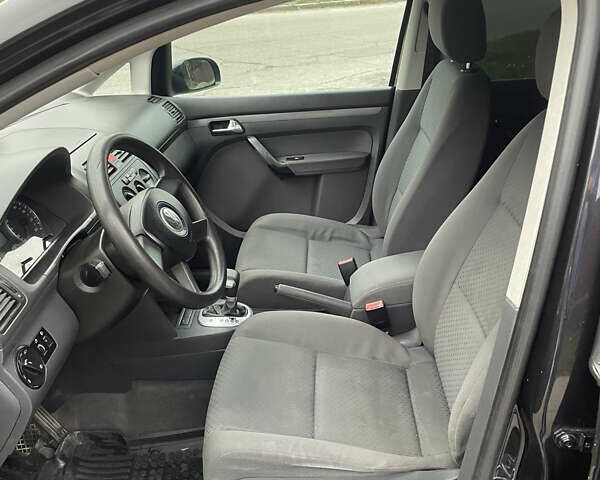 Черный Фольксваген Туран, объемом двигателя 1.6 л и пробегом 235 тыс. км за 6500 $, фото 5 на Automoto.ua