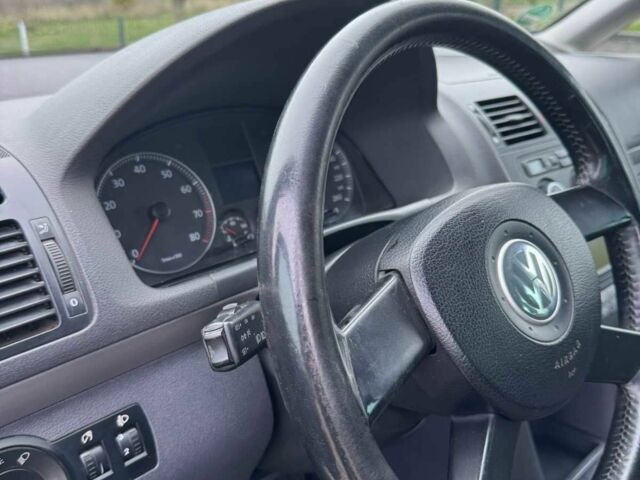 Черный Фольксваген Туран, объемом двигателя 1.6 л и пробегом 264 тыс. км за 5000 $, фото 12 на Automoto.ua