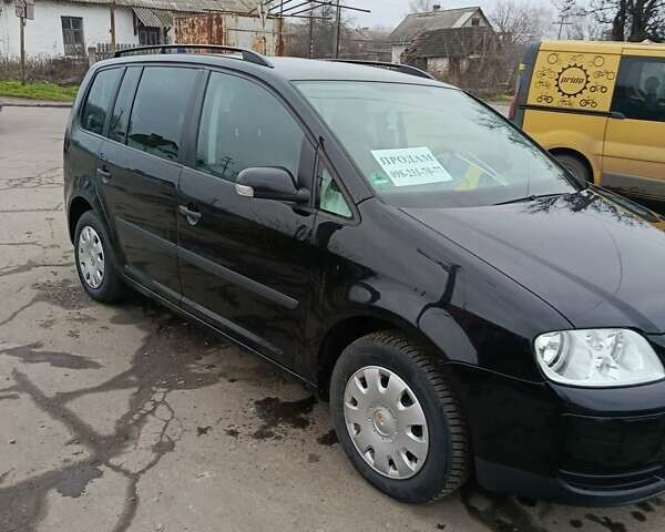 Черный Фольксваген Туран, объемом двигателя 1.6 л и пробегом 304 тыс. км за 4500 $, фото 1 на Automoto.ua