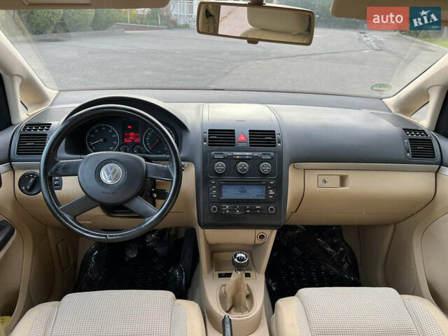 Черный Фольксваген Туран, объемом двигателя 1.6 л и пробегом 192 тыс. км за 4900 $, фото 16 на Automoto.ua