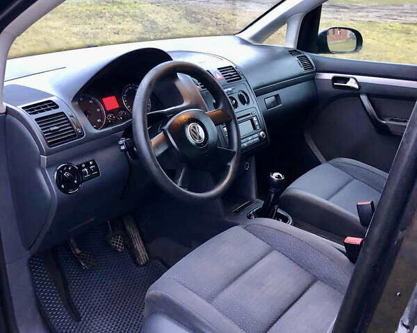 Черный Фольксваген Туран, объемом двигателя 1.97 л и пробегом 400 тыс. км за 4999 $, фото 8 на Automoto.ua