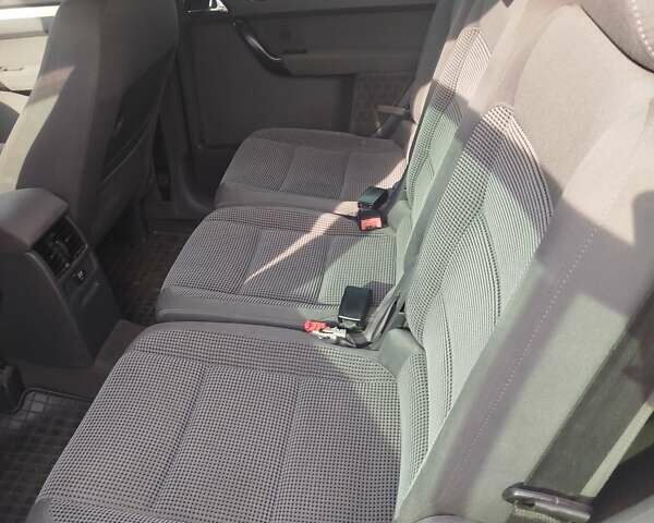 Чорний Фольксваген Туран, об'ємом двигуна 2 л та пробігом 350 тис. км за 5500 $, фото 6 на Automoto.ua