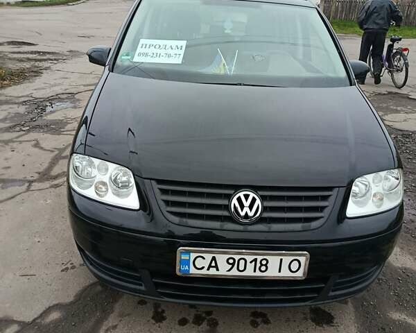 Черный Фольксваген Туран, объемом двигателя 1.6 л и пробегом 304 тыс. км за 4500 $, фото 2 на Automoto.ua
