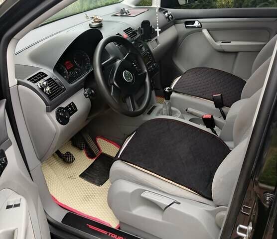 Черный Фольксваген Туран, объемом двигателя 1.6 л и пробегом 234 тыс. км за 5900 $, фото 4 на Automoto.ua