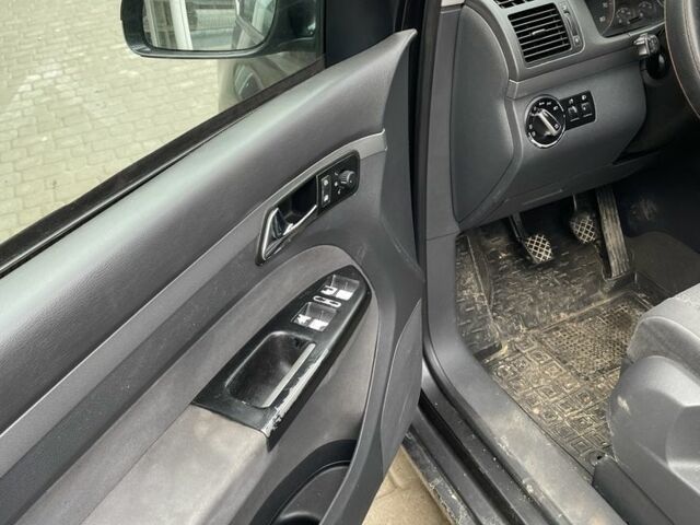 Черный Фольксваген Туран, объемом двигателя 1.6 л и пробегом 229 тыс. км за 4650 $, фото 5 на Automoto.ua