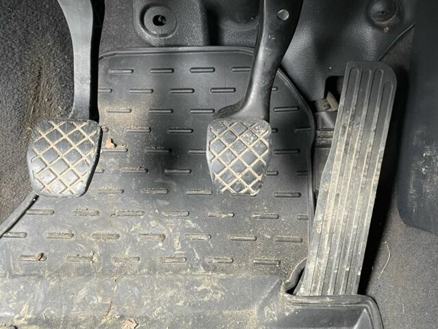 Черный Фольксваген Туран, объемом двигателя 1.6 л и пробегом 229 тыс. км за 4650 $, фото 7 на Automoto.ua