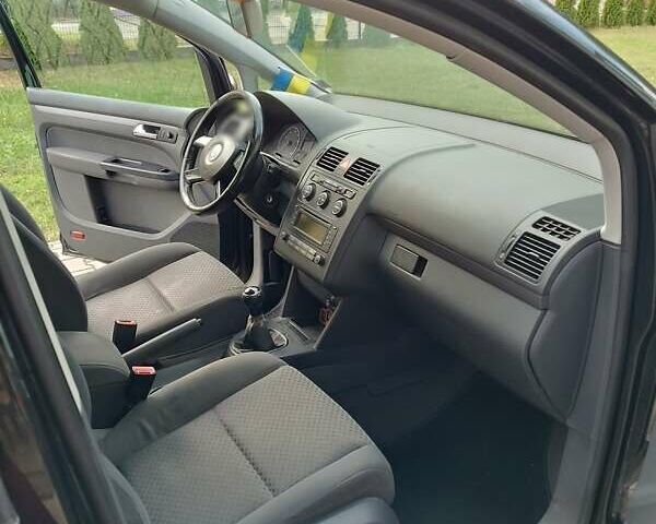 Черный Фольксваген Туран, объемом двигателя 1.6 л и пробегом 222 тыс. км за 5500 $, фото 9 на Automoto.ua