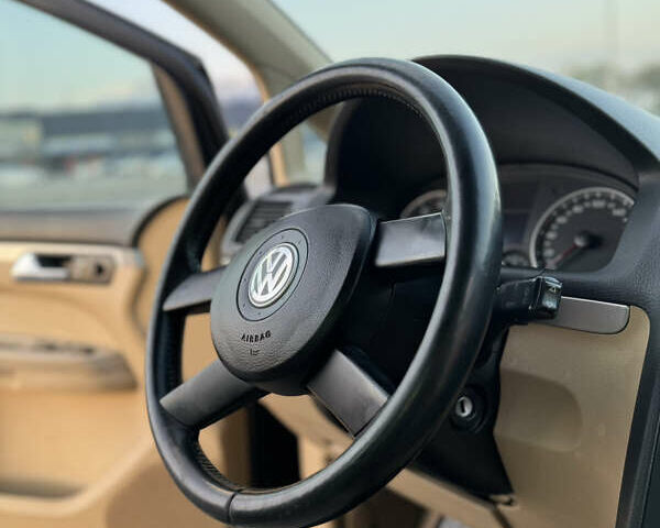 Черный Фольксваген Туран, объемом двигателя 1.6 л и пробегом 253 тыс. км за 5500 $, фото 22 на Automoto.ua