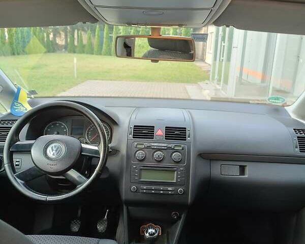 Черный Фольксваген Туран, объемом двигателя 1.6 л и пробегом 222 тыс. км за 5500 $, фото 16 на Automoto.ua