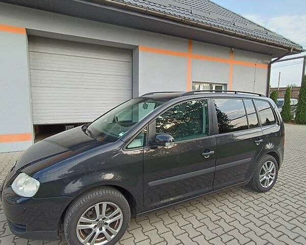 Черный Фольксваген Туран, объемом двигателя 1.6 л и пробегом 222 тыс. км за 5500 $, фото 2 на Automoto.ua