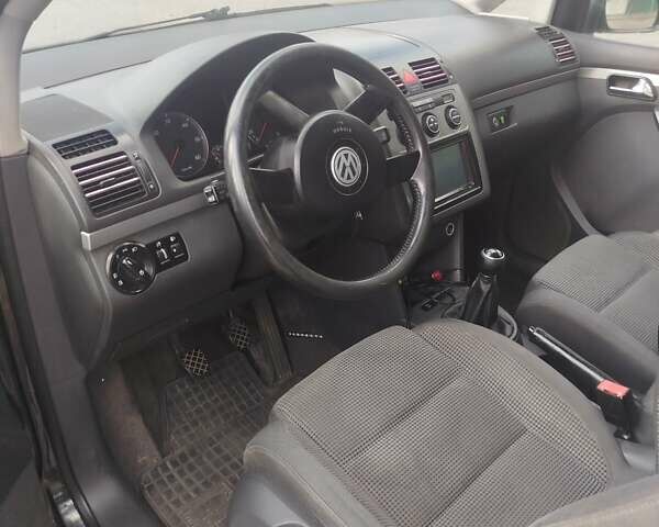 Чорний Фольксваген Туран, об'ємом двигуна 2 л та пробігом 350 тис. км за 5500 $, фото 7 на Automoto.ua