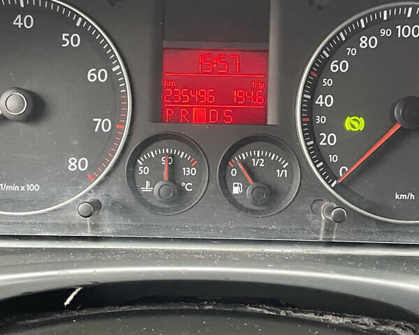 Черный Фольксваген Туран, объемом двигателя 1.6 л и пробегом 235 тыс. км за 6500 $, фото 15 на Automoto.ua