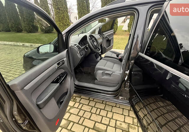 Чорний Фольксваген Туран, об'ємом двигуна 1.6 л та пробігом 222 тис. км за 7000 $, фото 6 на Automoto.ua