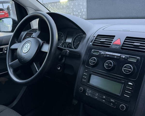 Чорний Фольксваген Туран, об'ємом двигуна 1.6 л та пробігом 290 тис. км за 5550 $, фото 15 на Automoto.ua