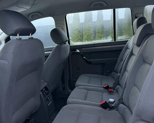 Чорний Фольксваген Туран, об'ємом двигуна 1.6 л та пробігом 290 тис. км за 5550 $, фото 19 на Automoto.ua