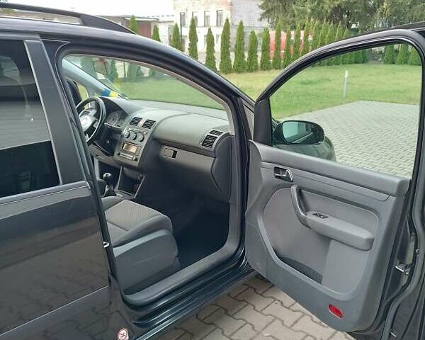 Черный Фольксваген Туран, объемом двигателя 1.6 л и пробегом 222 тыс. км за 5500 $, фото 8 на Automoto.ua