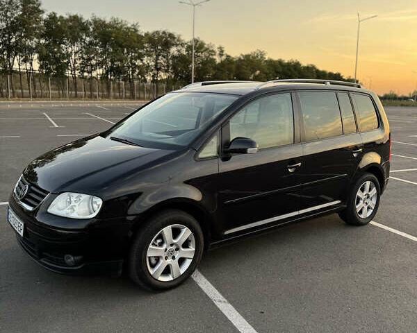Черный Фольксваген Туран, объемом двигателя 1.6 л и пробегом 253 тыс. км за 5500 $, фото 1 на Automoto.ua