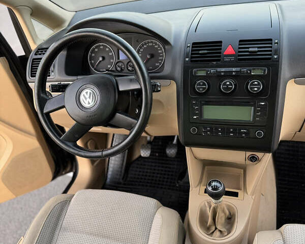 Черный Фольксваген Туран, объемом двигателя 1.6 л и пробегом 253 тыс. км за 5500 $, фото 23 на Automoto.ua