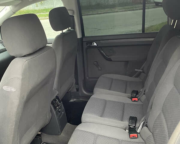 Черный Фольксваген Туран, объемом двигателя 1.6 л и пробегом 235 тыс. км за 6500 $, фото 10 на Automoto.ua