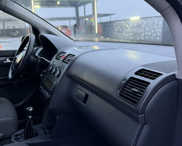 Чорний Фольксваген Туран, об'ємом двигуна 1.6 л та пробігом 290 тис. км за 5550 $, фото 16 на Automoto.ua