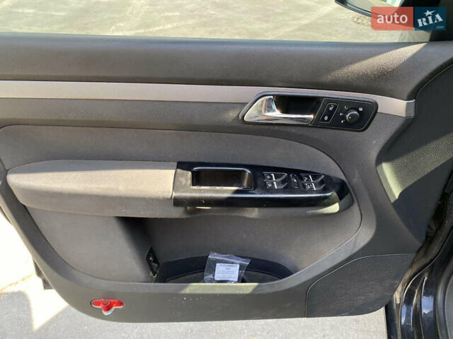 Чорний Фольксваген Туран, об'ємом двигуна 1.9 л та пробігом 340 тис. км за 6999 $, фото 10 на Automoto.ua