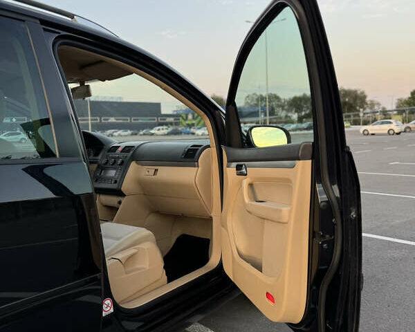 Черный Фольксваген Туран, объемом двигателя 1.6 л и пробегом 253 тыс. км за 5500 $, фото 27 на Automoto.ua