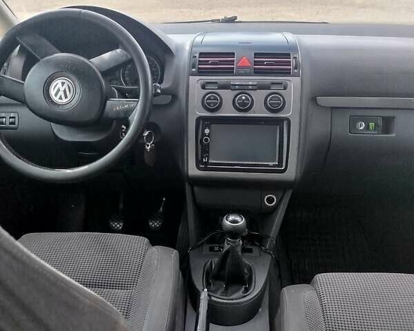 Чорний Фольксваген Туран, об'ємом двигуна 2 л та пробігом 350 тис. км за 5500 $, фото 5 на Automoto.ua