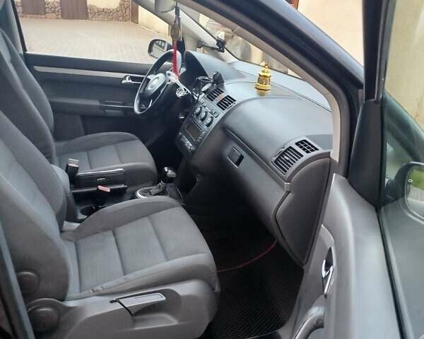 Черный Фольксваген Туран, объемом двигателя 1.6 л и пробегом 167 тыс. км за 6000 $, фото 1 на Automoto.ua