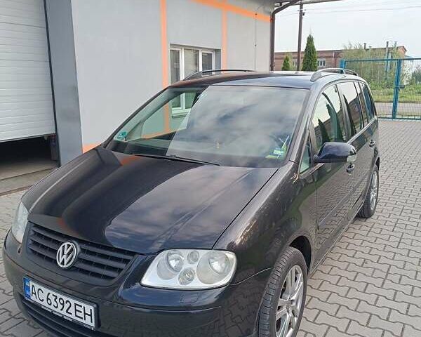 Черный Фольксваген Туран, объемом двигателя 1.6 л и пробегом 222 тыс. км за 5500 $, фото 1 на Automoto.ua