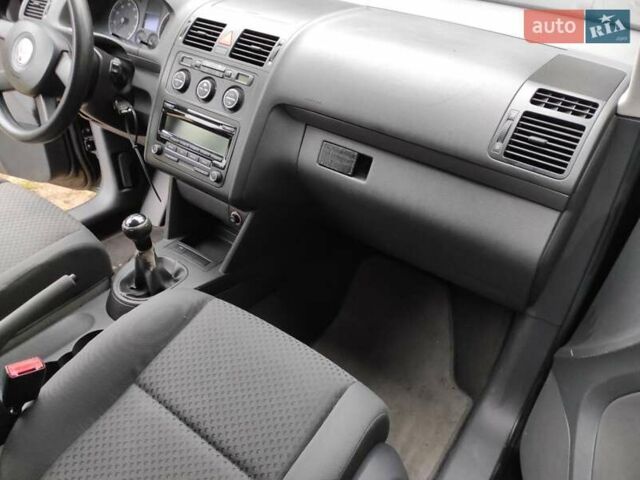 Черный Фольксваген Туран, объемом двигателя 1.6 л и пробегом 237 тыс. км за 5200 $, фото 16 на Automoto.ua