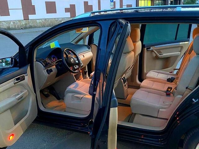 Черный Фольксваген Туран, объемом двигателя 2 л и пробегом 265 тыс. км за 5800 $, фото 2 на Automoto.ua