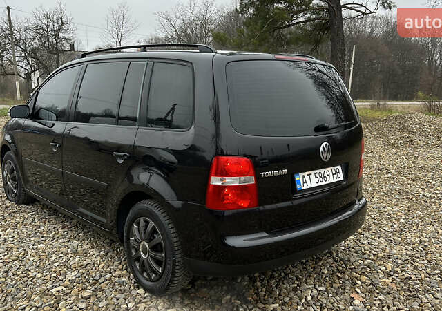 Черный Фольксваген Туран, объемом двигателя 1.6 л и пробегом 208 тыс. км за 5700 $, фото 36 на Automoto.ua