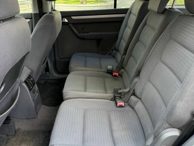 Черный Фольксваген Туран, объемом двигателя 0 л и пробегом 300 тыс. км за 3021 $, фото 5 на Automoto.ua