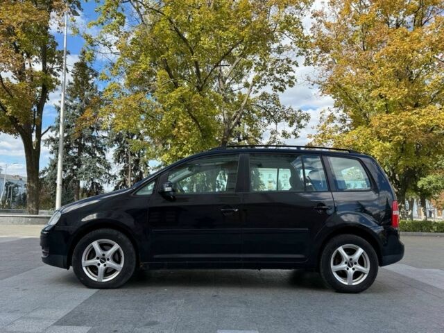 Черный Фольксваген Туран, объемом двигателя 0 л и пробегом 300 тыс. км за 3021 $, фото 1 на Automoto.ua