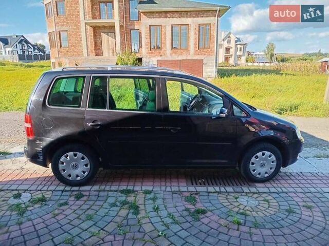 Черный Фольксваген Туран, объемом двигателя 1.6 л и пробегом 309 тыс. км за 5900 $, фото 1 на Automoto.ua