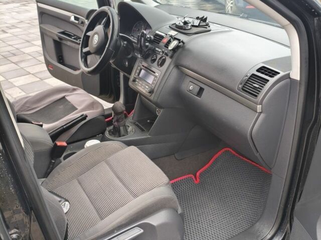 Черный Фольксваген Туран, объемом двигателя 2 л и пробегом 264 тыс. км за 6500 $, фото 14 на Automoto.ua