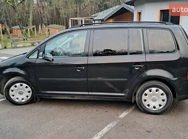 Черный Фольксваген Туран, объемом двигателя 1.6 л и пробегом 240 тыс. км за 5700 $, фото 1 на Automoto.ua