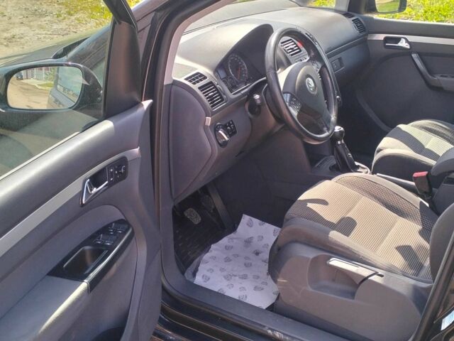 Черный Фольксваген Туран, объемом двигателя 2 л и пробегом 260 тыс. км за 6500 $, фото 7 на Automoto.ua