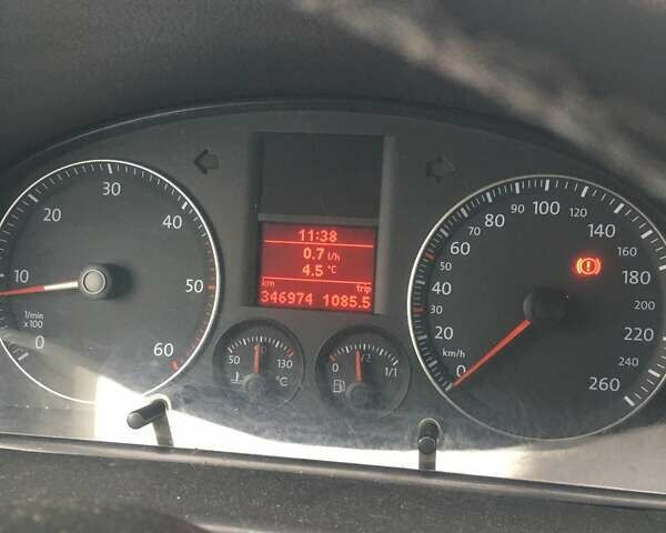 Черный Фольксваген Туран, объемом двигателя 1.97 л и пробегом 347 тыс. км за 5300 $, фото 6 на Automoto.ua