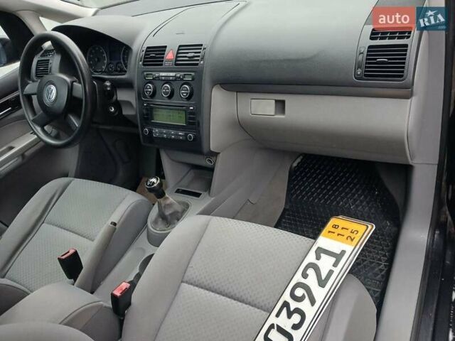 Черный Фольксваген Туран, объемом двигателя 1.6 л и пробегом 201 тыс. км за 4799 $, фото 91 на Automoto.ua