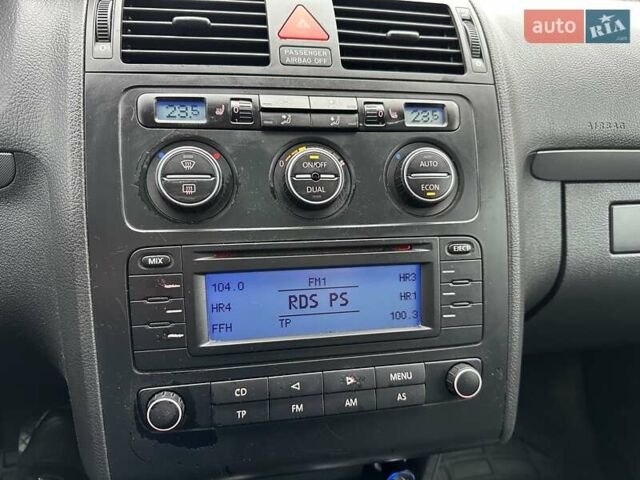 Черный Фольксваген Туран, объемом двигателя 1.6 л и пробегом 192 тыс. км за 5700 $, фото 20 на Automoto.ua