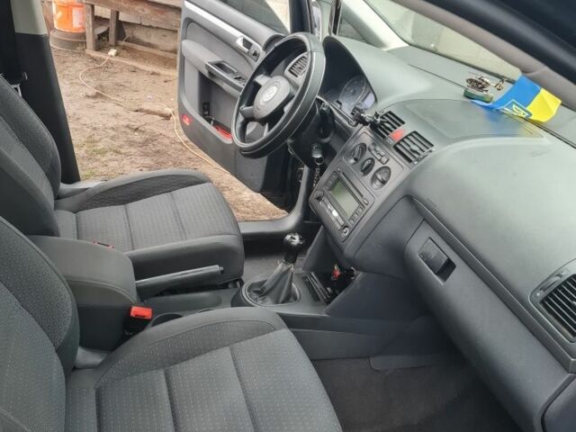 Чорний Фольксваген Туран, об'ємом двигуна 2 л та пробігом 278 тис. км за 6000 $, фото 5 на Automoto.ua