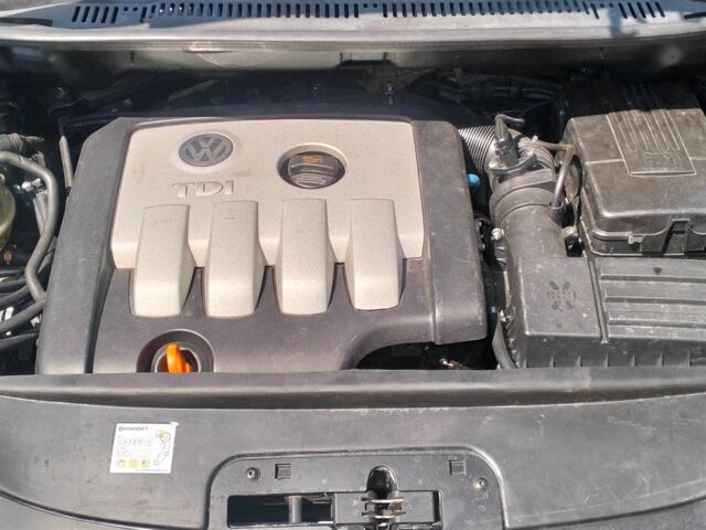 Черный Фольксваген Туран, объемом двигателя 2 л и пробегом 260 тыс. км за 6500 $, фото 9 на Automoto.ua