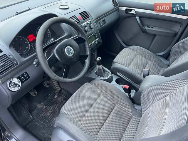 Чорний Фольксваген Туран, об'ємом двигуна 1.97 л та пробігом 384 тис. км за 5300 $, фото 4 на Automoto.ua