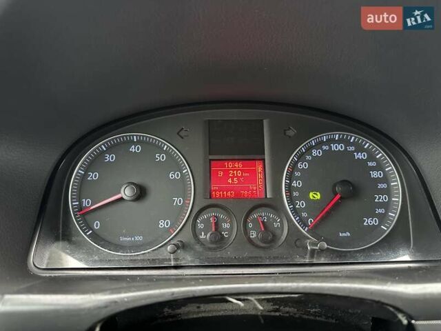 Черный Фольксваген Туран, объемом двигателя 1.6 л и пробегом 192 тыс. км за 5700 $, фото 19 на Automoto.ua