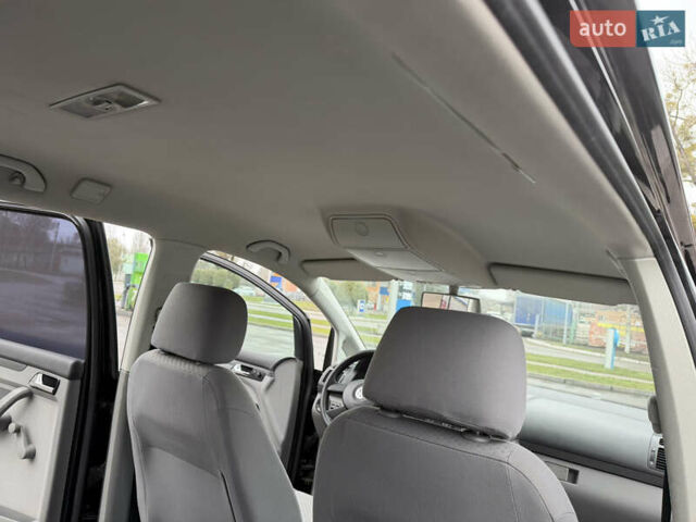 Черный Фольксваген Туран, объемом двигателя 1.6 л и пробегом 214 тыс. км за 5999 $, фото 36 на Automoto.ua