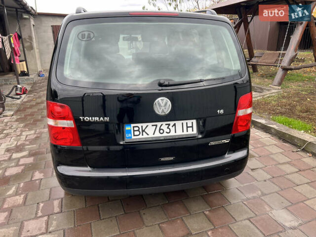 Черный Фольксваген Туран, объемом двигателя 1.6 л и пробегом 271 тыс. км за 5500 $, фото 7 на Automoto.ua