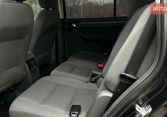 Черный Фольксваген Туран, объемом двигателя 1.6 л и пробегом 208 тыс. км за 5700 $, фото 30 на Automoto.ua