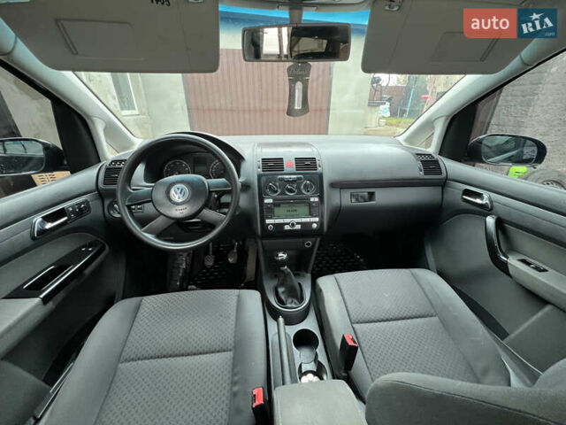 Черный Фольксваген Туран, объемом двигателя 1.6 л и пробегом 271 тыс. км за 5500 $, фото 4 на Automoto.ua