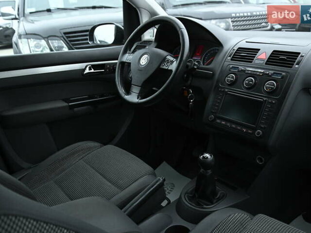 Чорний Фольксваген Туран, об'ємом двигуна 2 л та пробігом 267 тис. км за 5999 $, фото 26 на Automoto.ua